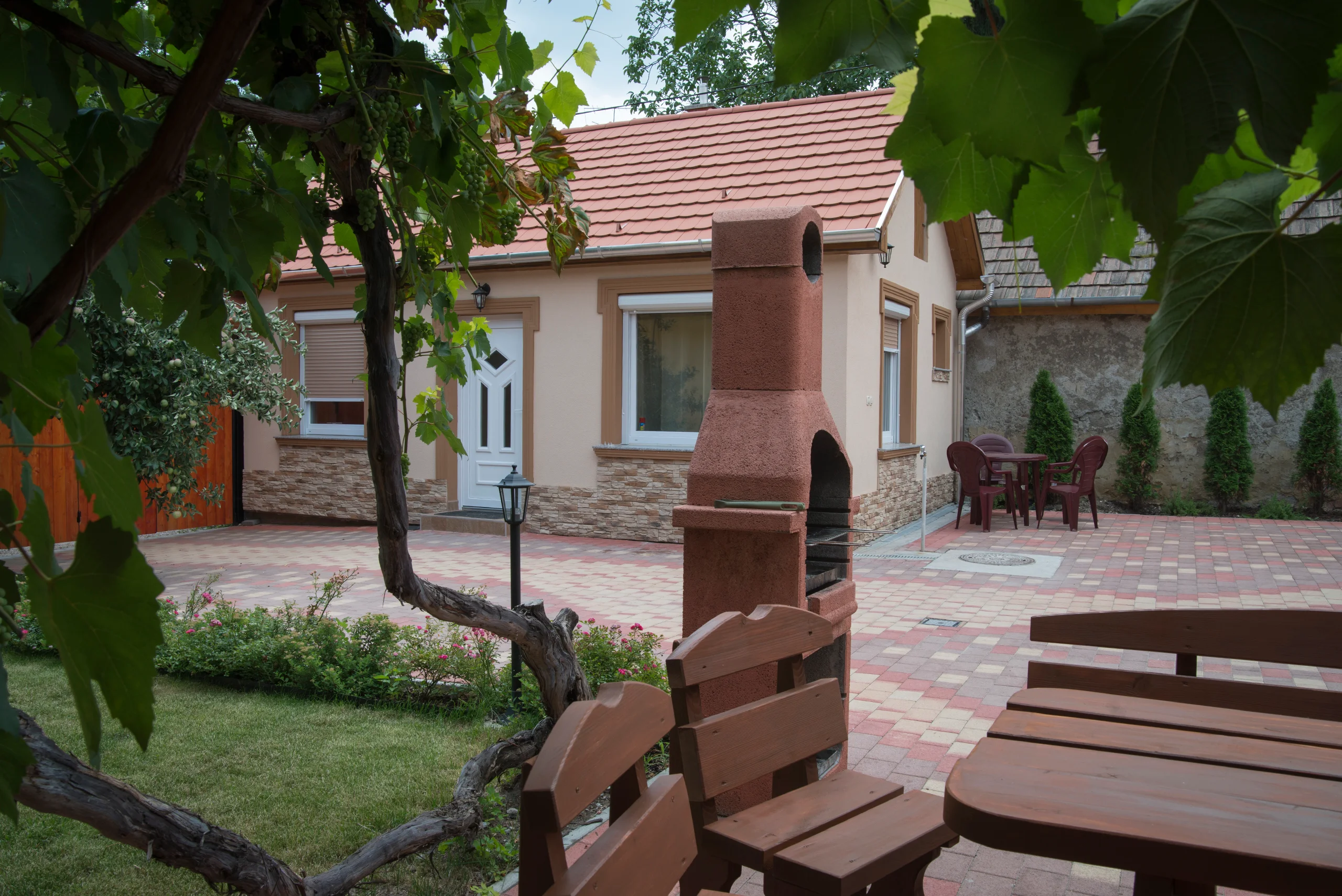 Grillezőhely szőlőlugassal